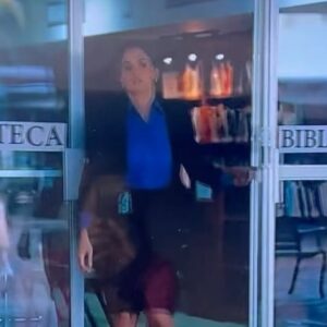Jessica Cerezo Instagram - #alaire @vuelveami.tv @telemundoseries #recap del capítulo de hoy! Las cosas no van nada bien para #diego @delacampa por otro lado el pobre Juanito esta muy triste @andresebastianglz 😞 que va a pasar con esta  historia? No te la pierdas de lunes a viernes a las 9 pm por @telemundo ! Que les pareció el capítulo de hoy? Los leo 🤩🌟😃🙄🥰👇🏻 #talent @mvp_talent #actriz #blessed #gracias @seriestlmundo @telenovelasfan_hungria @nagoreplaya y a todos los que siempre me escriben para decirme tantos buenos deseos! Gracias 🤩🌟💋❤️