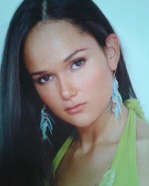 Jessica Cerezo Instagram - #tbt veo estas fotos y recuerdo lo insegura que me era! Apesar de que siempre quise ser actriz ! En el fondo nunca me sentía lo suficientemente bella, talentosa o perfecta!!!!!! Nunca nos enseñan a amarnos realmente! !!!!! Con los años, las decepciones, los amigos que te traicionan, los amores mal escogidos, con el sufrimiento es que entendí que yo tenía que amarme muchooooo antes que cualquiera! Y así poco a poco sigo en este camino de amarme y respetarme intensamente! Y se siente cada vez mejor. #justme #photographer @mishamaxphoto @urielsantanafoto #2005 #actriz #women #loveyourself #real #love