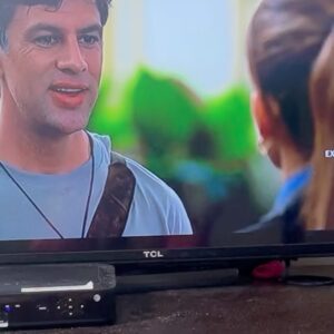 Jessica Cerezo Instagram - #alaire @vuelveami.tv @telemundoseries #recap del capítulo de hoy! Las cosas no van nada bien para #diego @delacampa por otro lado el pobre Juanito esta muy triste @andresebastianglz 😞 que va a pasar con esta  historia? No te la pierdas de lunes a viernes a las 9 pm por @telemundo ! Que les pareció el capítulo de hoy? Los leo 🤩🌟😃🙄🥰👇🏻 #talent @mvp_talent #actriz #blessed #gracias @seriestlmundo @telenovelasfan_hungria @nagoreplaya y a todos los que siempre me escriben para decirme tantos buenos deseos! Gracias 🤩🌟💋❤️