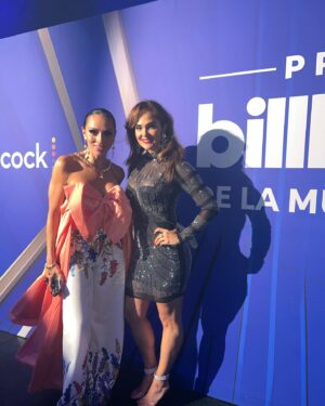 Jessica Cerezo Instagram - Una noche maravillosa donde pude conectar con gente hermosa como mi amiga @ivonnemonteroof en los mejores premios de la música latina @latinbillboards @telemundo @arapmx @rodrigoguirao @lidereslatinosmx @carlosadyan @cesarconde @ronalddaym entre otras estrellas de la música y compañeros de #telenovelas ! @camilo @xtina gracias padre por tan hermosa noche ! #premios #musica #actriz #companeros #redcarpet #afterparty @mayamiwynwood #friends#active #aretes @helga_teran #miami #vzla #justme