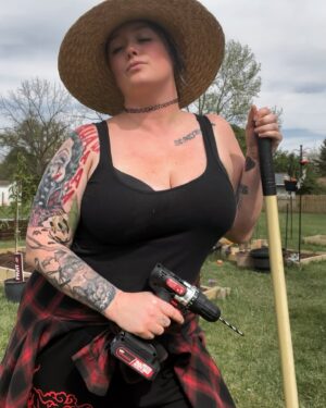 Jessica Cricks Instagram - You’re welcome for the thirst trap of the day ;) 

Your local gardner wreaking Havok and growing food. 

#Gardeningishot #mygardentoday #gardeninspiration #thirsttrappin