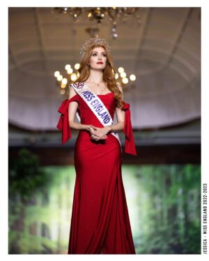 Jessica Gagen Instagram - A year a Miss England 🤍🏴󠁧󠁢󠁥󠁮󠁧󠁿 

👗: @simplydivineltd
📸: @gemxfoto 

@missenglandlimited 
@missworld