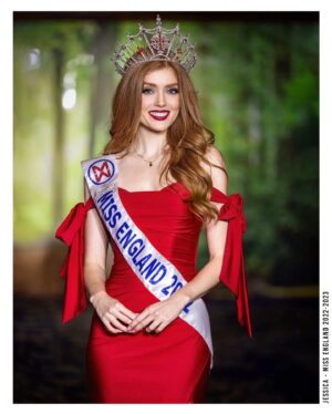 Jessica Gagen Instagram - A year a Miss England 🤍🏴󠁧󠁢󠁥󠁮󠁧󠁿 

👗: @simplydivineltd
📸: @gemxfoto 

@missenglandlimited 
@missworld