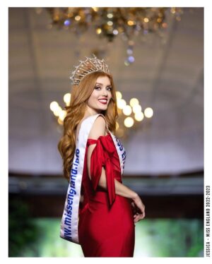 Jessica Gagen Instagram - A year a Miss England 🤍🏴󠁧󠁢󠁥󠁮󠁧󠁿 

👗: @simplydivineltd
📸: @gemxfoto 

@missenglandlimited 
@missworld