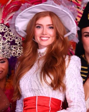 Jessica Gagen Instagram - England’s national costume, I think it’s supercalifragilisticexpialidocious ☂️🏴󠁧󠁢󠁥󠁮󠁧󠁿✨

Designed by the incredible @puneetbhandal 🤍

#missworld #missengland