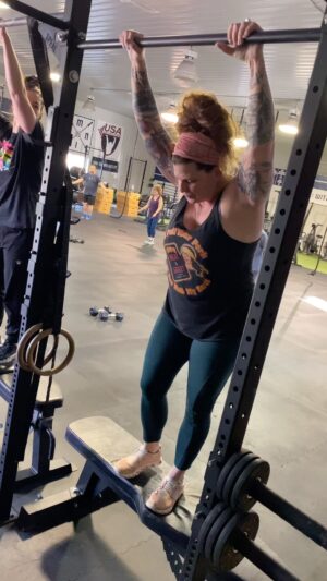 Jessica Kresa Instagram - I was havin a hard time with those hangin knee lifts, I kept goin and did my 50!!!!!! Don’t quit, keep gettin after it!!!!!! And hire a trainer to push you and keep you accountable!!!! @brandon24fitness