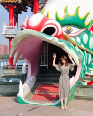 Jessica Lin Instagram - 兩天走了32286步、相當於23.84公里的高雄行😆

駁二走著走著剛好遇上睽違三年的敦睦艦隊開放參觀，穿著戰袍看戰艦耶嘿；還有當初看照片我就一見鍾情很想來的龍虎塔，本人真的可愛到爆🐉🐅

收藏了很多美好回憶❤

#高雄 #高雄景點 #龍虎塔 #高雄港 #敦睦艦隊 #高雄美食 #舊城小旅行 #龍貓 #湯圓 #戰袍 #國軍 @rocmid