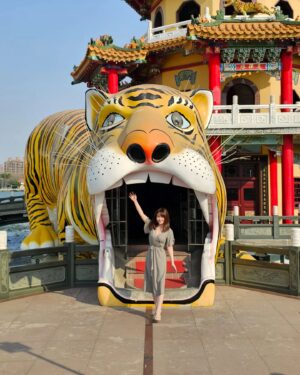 Jessica Lin Instagram - 兩天走了32286步、相當於23.84公里的高雄行😆

駁二走著走著剛好遇上睽違三年的敦睦艦隊開放參觀，穿著戰袍看戰艦耶嘿；還有當初看照片我就一見鍾情很想來的龍虎塔，本人真的可愛到爆🐉🐅

收藏了很多美好回憶❤

#高雄 #高雄景點 #龍虎塔 #高雄港 #敦睦艦隊 #高雄美食 #舊城小旅行 #龍貓 #湯圓 #戰袍 #國軍 @rocmid