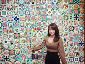 Jessica Lin Instagram - 228連假大量出沒中🧏‍♀️

東森財經57台班表：
2/25 (六) 2030台彩
2/26 (日) 1800晚報、1900晚報
2/28 (二) 1800晚報、2000晚報、2030台彩
3/1 (三) 2030台彩
3/3 (五) 2030台彩
3/4 (六) 1800晚報、2000晚報、2030台彩

雖然我不能出去玩，但還是來當個宜蘭觀光大使 (自己講) ，分享一些小而美的景點😆

首先是台灣碗盤博物館
展示大大小小彩繪碗盤、藝術品🖼
還有壯圍海岸跟礁溪的小小燈會🏮
如果要一日遊其實也不會太遠呦🚀

📍#碗盤博物館
宜蘭縣五結鄉西河五路82號
試營運門票50元
建議停留30分鐘~1小時

📍#壯圍海岸盪鞦韆
宜蘭縣壯圍鄉廍後社區旁邊
天氣好的時候可以看龜山島
建議停留1小時

📍#古亭穀倉
宜蘭縣壯圍鄉村永美路二段17巷12號
廢棄的碾米廠穀倉有種頹廢美
建議停留30分鐘~1小時

📍#礁溪鄉公所
宜蘭縣礁溪鄉中山路二段3號
可愛的小燈籠海
建議停留15分鐘~30分鐘

#宜蘭 #宜蘭景點 #宜蘭旅遊 #宜蘭一日遊 #五結景點 #壯圍景點 #礁溪景點 #燈會 #網美景點 #打卡景點 #私房景點 #寵物友善 #寵物友善景點 #寵物友善店家