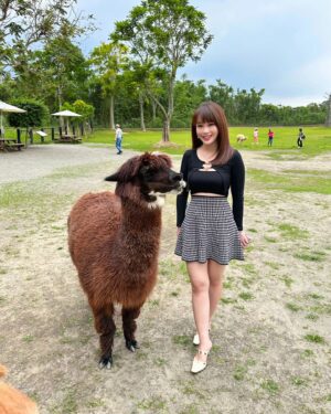 Jessica Lin Instagram - 今天換巧克力色的大泥馬跟大鵜鶘🦤
然後也很感謝大家昨天的收看!!!!!(鞠躬)

難得支援星期天，昨天晚報的收視率應該是近三個月新高的一次🥳🥳🥳太謝謝各種截圖、YT留言、私訊or默默打氣的你們

5/28 (日) 1800、1900
也歡迎大家剛好在家的話幫我看看東森財經57台😻

#主播 #班表 #旅行 #日常穿搭 #日常生活 #🦙 #🦙🦙🦙