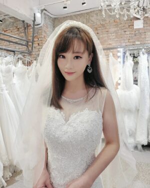 Jessica Lin Instagram - 假婚紗照第三po
看來我真的很想結婚🤪

🐇🐇🐇東森財經57台班表🐇🐇🐇
1/20 (五) 1730晚報、1800晚報、2000晚報、台彩
1/21 (六) 1800晚報、2000晚報、台彩 (旗袍版本)

#婚紗 #婚紗造型 #婚紗禮服 #晚禮服 #小禮服 
#美麗咖啡 #新北咖啡廳 #板橋咖啡廳
#再一次 #洗白 #我愛家人 #我愛爸媽 #😆
#說話的藝術 #愛情 #感情 #婚姻 #心事時間