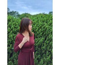 Jessica Lin Instagram - 最近朋友生日，我挑了一對耳環給她，寫下「鑽石只會越磨越亮」，希望那些吃過的苦、受過的委屈都會鋪陳她到更好的遠方，也希望她跟我挑的耳環一樣，終將發光✨

我真的極愛買耳環，從18歲開始就買了一整櫃，除了是穿搭好看，現在也相信耳環帶來的一點點點能量

@hommy_studio.acc 的珠寶就很有故事，我戴的#925純銀天然貝殼珍珠Y項鍊 象徵著高貴和純潔。也因為珍珠來自水，是帶有靈性、陰性且溫柔的能量石之一，與月亮、女神相互呼應，寓意是希望思想清澈明亮

另一款藍色耳環是 @hommy.jewelry #沙的搖曳 #托帕石耳環 。托帕石是友誼之石，象徵著「真誠和執著的愛」

#傳說故事
傳說埃及王妃試圖謀殺當時的法老，未遂敗露之後被流放到紅海中一個叫「托帕斯」的地方。 之後這位王妃用她的真誠和善良打動了島上的原住民

島上的人們開始接受、喜歡她，認為她是太陽神派來的使者，於是就送一塊散發著太陽般光彩的寶石給她，來表達對這個王妃的愛，這就是美麗的托帕石💎

#飾品 #耳環 #項鍊 #輕珠寶 #天然珍珠 #托帕石 #純分享 #純粹分享