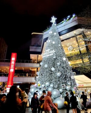 Jessica Lin Instagram - 聖誕節快樂🎄

連六最後一天
接著就要去台中南投小旅行😆
下周播報改四五六喔

東森財經57台：
12/24 (六) 2000晚報、2030台彩
12/29 (四) 1730晚報
12/30 (五) 1730晚報、2030台彩
12/31 (六) 1800晚報、2000晚報、2030台彩

#xmas #christmas #xmastree #winter #merrychristmas #love #holidays #lights #photography #christmasdecor #instagood #photooftheday #christmasdecorations #family #picoftheday #happy #santaclaus #december #christmastime #weekend #聖誕快樂 #聖誕節 #聖誕樹 #信義區 #耶誕 #台北101 #101