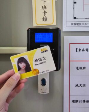 Jessica Lin Instagram - 中秋 x 離職

在本該團圓的日子道離別，我從東森畢業了！這是我自出社會後待的第一間公司，沒想到一晃眼就是7年2個月🦥

繳回識別證的瞬間有點不習慣，畢竟它跟了我2600多天從沒有遺失，也許就像我一直悉心珍惜著這份工作。

因為是森森陪我從寫稿一竅不通，到努力抓到自己的風格。也是森森給我舞台，坐上播報台，當過平日1730時段的主播，也有一陣子固定在週末晚間6點出沒。

不過也是在這樣的時刻，讓我開始思考，我好像能再向上挑戰的空間不多？我想在30歲前，知道自己還有沒有其他可能？

也許有種緣份叫相見恨「早」，還是任性提了離職。下一站依舊是電視台，所以就不在這裡跟我的同事朋朋們說些感傷的話，我們江湖再見！

員工編號3079
2016.7.25 － 2023.9.28

#東森#離職#下一站#友台