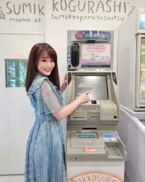 Jessica Lin Instagram - 平常都跟我爸說請、謝謝、對不起：「爸爸對不起，我沒帶錢，請我吃飯，謝謝」😆

但今天是父親節，好像該換我請客了，臨時跑去7-11領錢就是方便，還碰到這個角落小夥伴的店太可愛了🥰狂拍🐻‍❄️🐧🍤🦎

更讚讚的是，8/8今天領錢又可以加碼超值換：10點My Way點換50點！整個點數富翁，接下來就能使用My Way點抽獎或兌換優惠啦！

@ctbc_myway #BankingMyWay #中信mywayatm