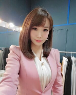 Jessica Lin Instagram - TGIF🥰

用一張凌亂的台彩主持人休息室
祝大家周末愉快～
還有時間過得很快
又要準備對發票囉

明天有播報喔🎤57台見：
11/19 (六) 1800晚報、2000晚報、2030台彩
11/21 (一) 2030台彩
11/22 (二) 2030台彩
11/23 (三) 2030台彩
11/25 (五) 1330發票、2030台彩
11/26 (六) 記者班，支援選舉採訪

上衣 @jsselect #luda #臉頰愛心 #主播 #穿搭日記