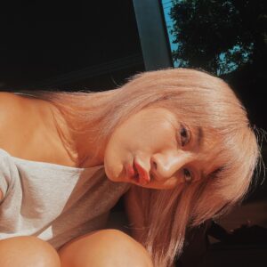 Jessica Pasaphan Instagram - Bye bye blond 💛 สีผมใหม่เรียกว่าสีอะไรไม่รู้ แต่ทำที่เดิม @adaysalon24 ใครอยากตามบอกที่ร้านได้เลยเอาแบบพี่เจส 😜 ทำสีและทรีทเม้นเน้นๆสวยงามตามนั้น