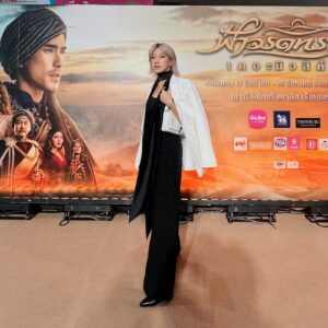 Jessica Pasaphan Instagram - เมื่อโลกในนี้โดนแผดเผาจนมลาย
สิ่งที่เคยรายรอบกายเลือนหายไป
จึงได้มองเธอจริงๆและได้รู้ได้เข้าใจ
อยากมีแต่เธอข้างกาย
เมื่อโลกใบนี้ไร้สิ้นพันธนาการ
จะทลายความต่างกันในหัวใจ
จะปลดเปลื้องความเป็นเธอ
ความเป็นฉันให้หมดไป
จะมีแต่เราเท่านั้น หล่อหลอมรวมเป็นหนึ่ง

ไปดูกันค่ะ #ฟ้าจรดทรายเดอะมิวสิคัล2024 #องค์2พลาดไม่ได้จริงๆ😆