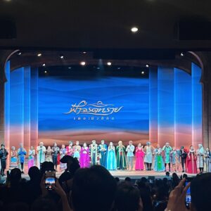 Jessica Pasaphan Instagram - เมื่อโลกในนี้โดนแผดเผาจนมลาย
สิ่งที่เคยรายรอบกายเลือนหายไป
จึงได้มองเธอจริงๆและได้รู้ได้เข้าใจ
อยากมีแต่เธอข้างกาย
เมื่อโลกใบนี้ไร้สิ้นพันธนาการ
จะทลายความต่างกันในหัวใจ
จะปลดเปลื้องความเป็นเธอ
ความเป็นฉันให้หมดไป
จะมีแต่เราเท่านั้น หล่อหลอมรวมเป็นหนึ่ง

ไปดูกันค่ะ #ฟ้าจรดทรายเดอะมิวสิคัล2024 #องค์2พลาดไม่ได้จริงๆ😆