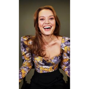 Jessica Sutton Instagram - 💛💜💛
~ 💛 to the dream team in NYC 💜~
makeup @gpcbeauty •
hair @_marcosantini1 •
stylist @lauraschuffman •
 threads  @floret.al •
colour @carltonhairsa @naimaesau • 
@authenticmgmt @bobbyglennon
@aburditt •

to the hosts, to my witches,  to my friends and family THANK YOU so much for the love and support.