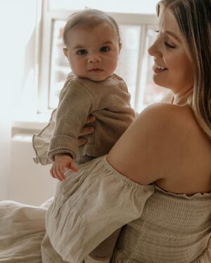 Jessica Tyler Instagram - 4 months with my heart in human form 🫶🏻 

Thank you @kaliszphotography for capturing these precious moments with my little love. Your work is pure magic ✨