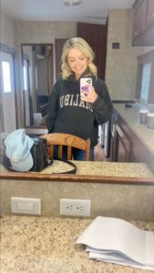 Jessica Amlee Instagram - I love my Heartland family 💛 this was a fun adventure! happy to be back on tonight’s episode #cbc #heartland