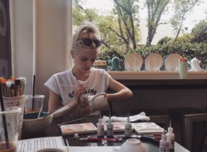 Jessica Amlee Instagram - Painting a turtle mug is serious business 👩🏼‍🎨😂 #focus #turtlemug