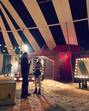 Jessica Amlee Instagram - Ran away to join the circus (this was fun) 🎥🎪🤹🏼‍♀️🎭 #welcometodaisyland #psychocircus #set #film