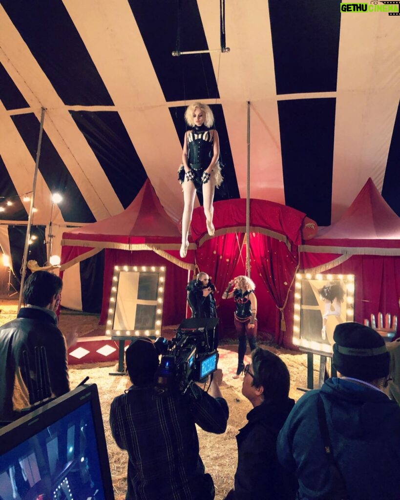 Jessica Amlee Instagram - Ran away to join the circus (this was fun) 🎥🎪🤹🏼‍♀️🎭 #welcometodaisyland #psychocircus #set #film