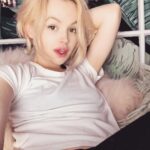 Jessica Amlee Instagram - have a comfy Sunday love birds🐣