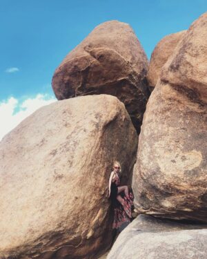 Jessica Amlee Instagram - Happy new year everybody! Here’s a pic of me, caught between a rock and a hard place (two giant rocks) 😋🏋🏼‍♀️ #2019 #yourock #rockpuns
