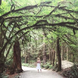 Jessica Amlee Instagram - jessica <woodland creature🧚🏻‍♀️#barefoot #nature #wildling