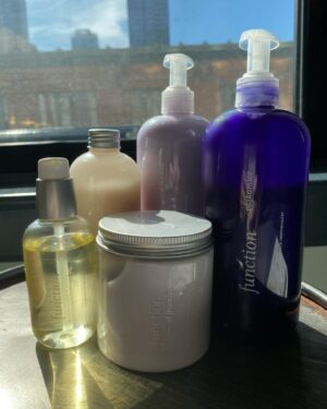 Jessica Amlee Instagram - STAYCATION worthy🙌🏼 After customizing my own, shampoo, conditioner, and hair mask, with @functionofbeauty , I won’t go overnight without it! Which is why their travel set comes handy!! Everything from the smell to the ingredients are customizable!
Also, cruelty free and 100% vegan!! Have the hair product as unique as the hair on your head 💛

Use code JA20 to get 20% off your custom formula! 
#functionofbeauty