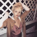 Jessica Amlee Instagram - Note to self: use pockets to keep your wallet, not dress 🙈 #amateurhour #messyhair #dontcare