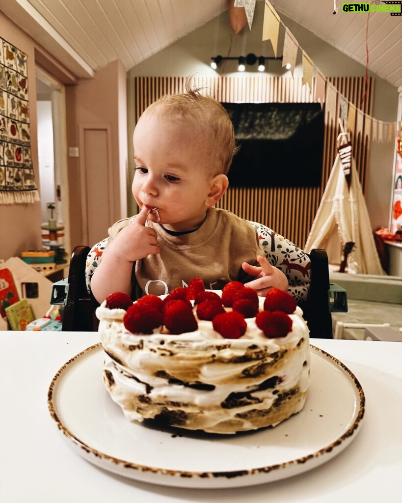 Jessica Fox Instagram - Thank you for all River’s birthday wishes! We had a glorious day of presents, giraffes, ukuleles, rice cakes, laughter, fun free cake (actually tasted lovely!) and lots of family time, my heart is full! ♥️