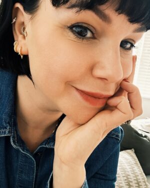 Jessica Fox Instagram - Finding my style again is a right old journey. I’m 40. My body is a completely different shape, as is my brain! My skin feels different, my hair won’t play but I feel more confident in lots of other ways - it’s a wild ride! 

It might sound daft but small steps make me feel more in control (when lots of things are out of it) and upgrading my earrings with @helixandconch is only of those little things that make me feel more pulled together. 

Baby steps. Literally! 

*kindly gifted/PR