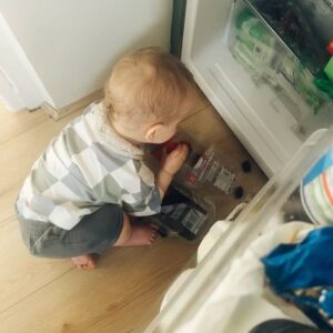 Jessica Fox Instagram - A jolly good weekend.

1. Backward caps in the garden. 
2. Fridge Raid. 
3. River giving it attitude in the swing. 
4. Playground fun while I ignore the bird poo.
5. Hot, need a cuddle, will not take shoes off.
6. Concentration on the stairs. 
7. Orzo is life. 
8. Chaos.