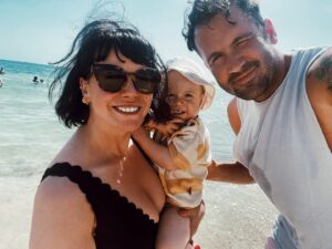 Jessica Fox Instagram - My family. Feels more important than ever to take stock of how lucky, privileged and safe we are. Holding you close ♥️