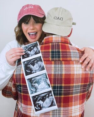 Jessica Fox Instagram - This week has been baby loss awareness week. So it seemed a good (and bad) time to share our story at the end of such an important and heartbreaking campaign and to show our support to all those who have been or are going through a similar journey. 

Trigger warning: Trying to conceive and conceiving after loss. Please make use of the mute or unfollow button if any of this is too much for you. 

Out of difficulties, grow miracles. ❤️

Due spring 2023. 🌼

#babylossawarenessweek #ttcjourney #miscarriageawareness #pregnancyannouncement #pregnancyafterloss
