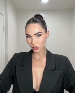 Jessica Green Instagram - Random series of same selfie