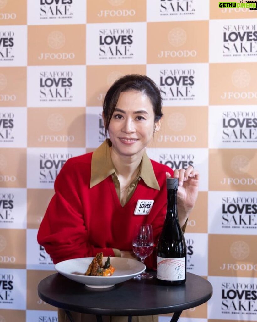 Jessica Hester Hsuan Instagram - It was a pleasure of being a part of the 5th Anniversary SEAFOOD LOVES SAKE. This interesting campaign is about pairing Cantonese Seafood Cuisine with Japanese Sake. I pulled off a cool magic trick, turning a regular Cantonese seafood dish into something more sophisticated! You should totally give Cantonese seafood and Japanese sake pairing a shot to enjoy a more refined dining experience. Can't wait for my next trip to Japan—I'm curious about what awesome surprises are waiting for me! #SEAFOODLOVESSAKE #廣東菜 #日本清酒 #廣東海鮮 #清酒 #JFOODO #品味嚐鮮活動 #新派配搭嘗盡知味 #cantoneseseafoodcuisine #seafood #japanesesake #sake #japan #ToryBurchHK @toryburch @jimmychoo #jimmychoo