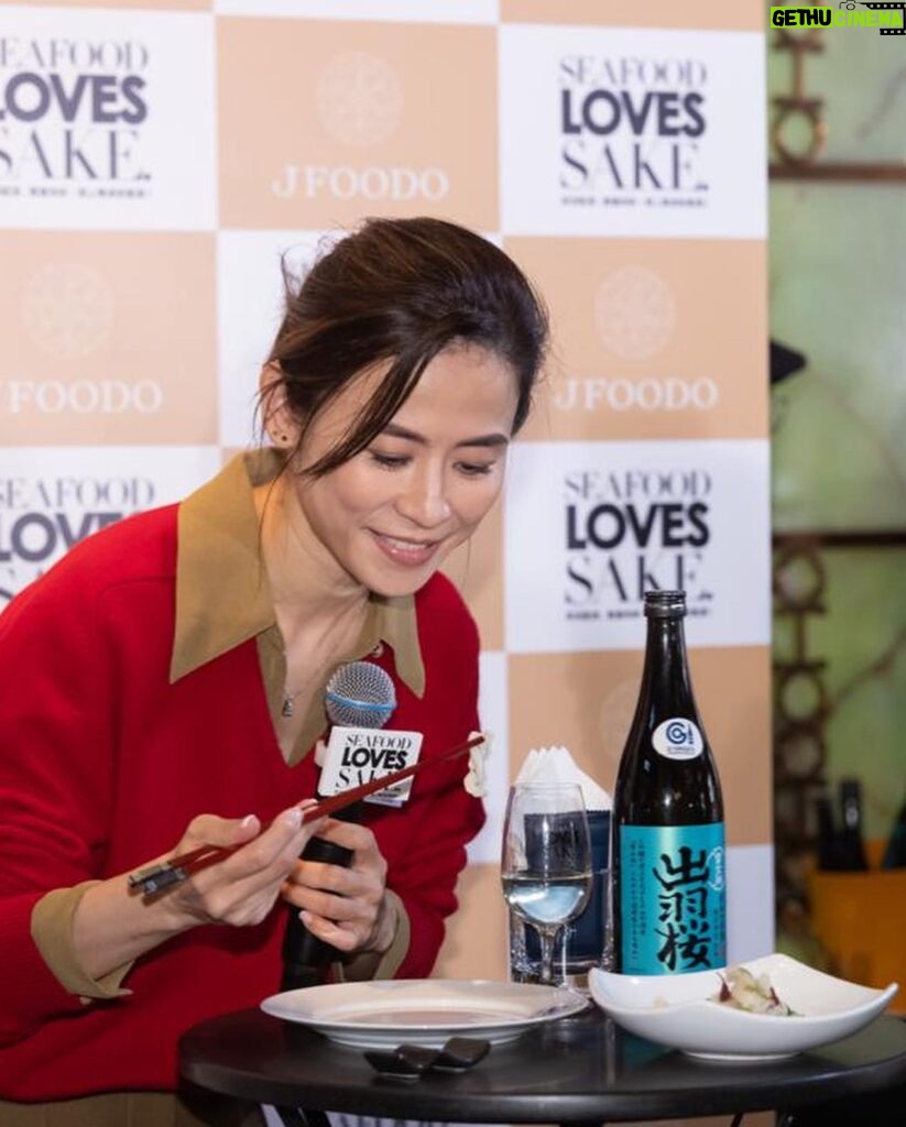 Jessica Hester Hsuan Instagram - It was a pleasure of being a part of the 5th Anniversary SEAFOOD LOVES SAKE. This interesting campaign is about pairing Cantonese Seafood Cuisine with Japanese Sake. I pulled off a cool magic trick, turning a regular Cantonese seafood dish into something more sophisticated! You should totally give Cantonese seafood and Japanese sake pairing a shot to enjoy a more refined dining experience. Can't wait for my next trip to Japan—I'm curious about what awesome surprises are waiting for me! #SEAFOODLOVESSAKE #廣東菜 #日本清酒 #廣東海鮮 #清酒 #JFOODO #品味嚐鮮活動 #新派配搭嘗盡知味 #cantoneseseafoodcuisine #seafood #japanesesake #sake #japan #ToryBurchHK @toryburch @jimmychoo #jimmychoo