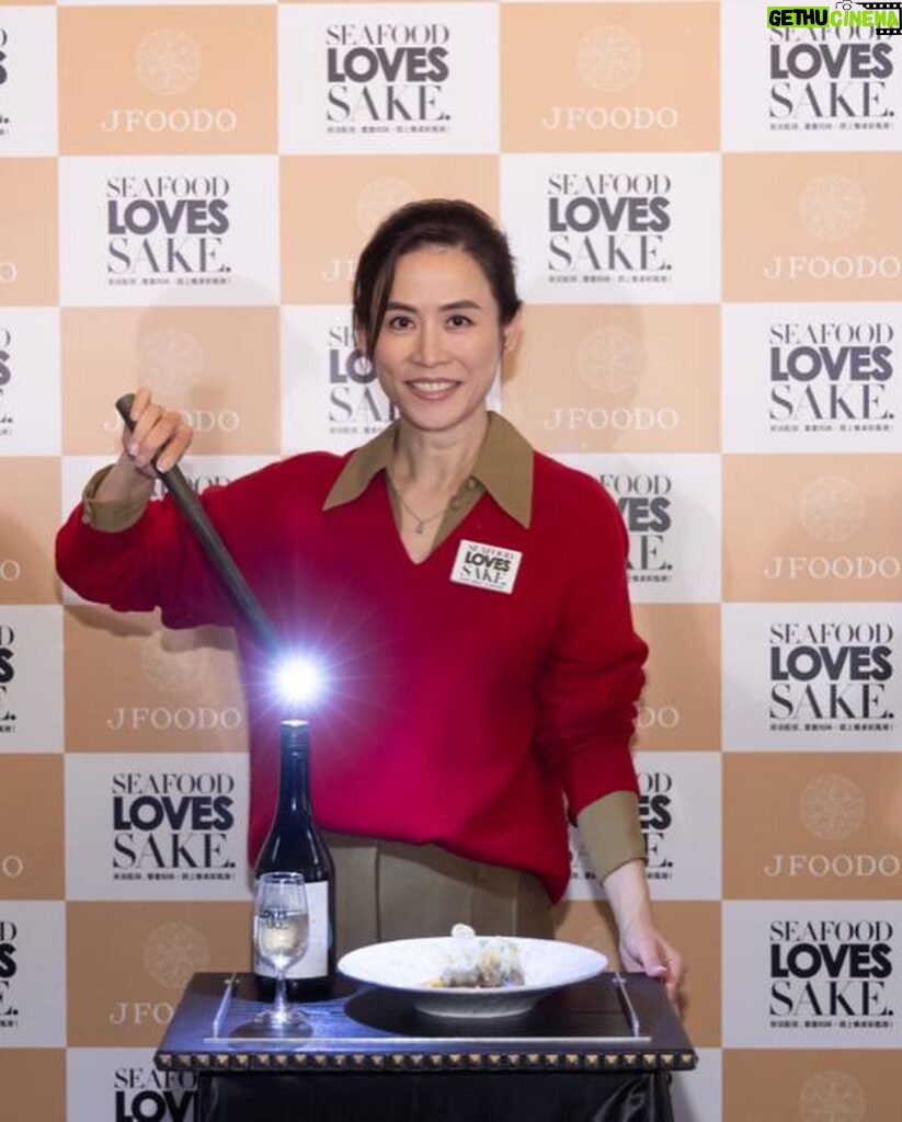 Jessica Hester Hsuan Instagram - It was a pleasure of being a part of the 5th Anniversary SEAFOOD LOVES SAKE. This interesting campaign is about pairing Cantonese Seafood Cuisine with Japanese Sake. I pulled off a cool magic trick, turning a regular Cantonese seafood dish into something more sophisticated! You should totally give Cantonese seafood and Japanese sake pairing a shot to enjoy a more refined dining experience. Can't wait for my next trip to Japan—I'm curious about what awesome surprises are waiting for me! #SEAFOODLOVESSAKE #廣東菜 #日本清酒 #廣東海鮮 #清酒 #JFOODO #品味嚐鮮活動 #新派配搭嘗盡知味 #cantoneseseafoodcuisine #seafood #japanesesake #sake #japan #ToryBurchHK @toryburch @jimmychoo #jimmychoo