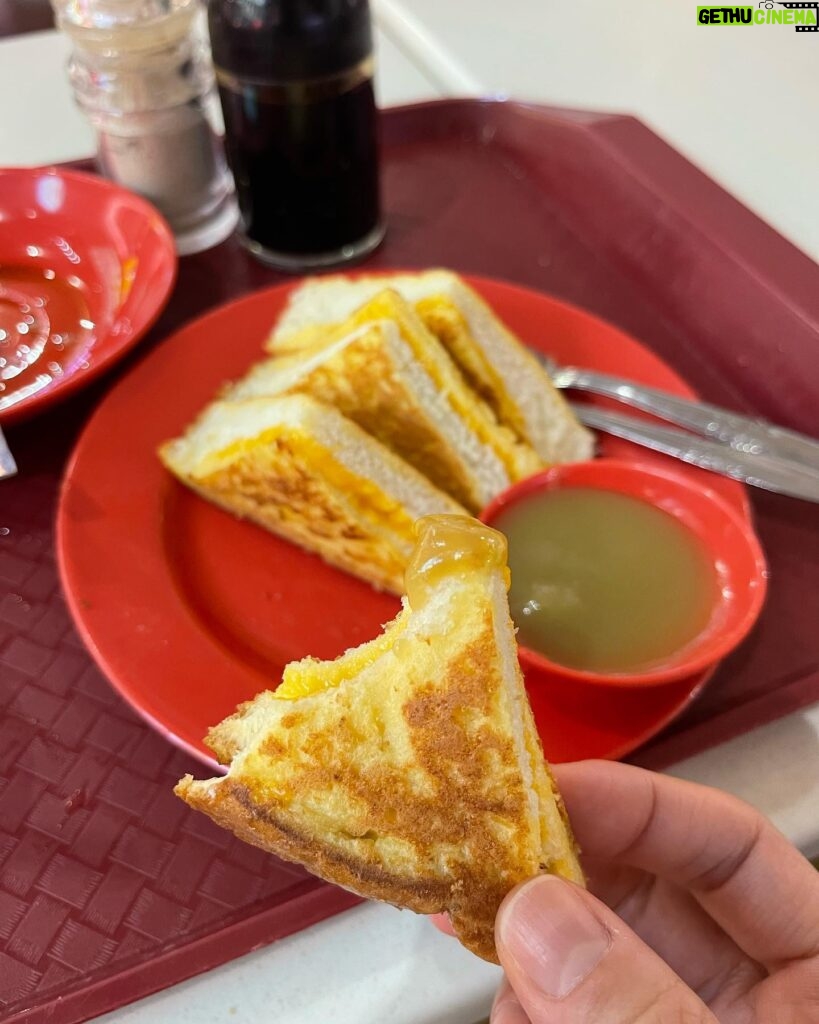 Jessica Hester Hsuan Instagram - Treated myself with cheese toast kaya, Barley water and two eggs for tea. Looked across the table and saw a couple sharing the same amount…..🤪 Of course I finished everything! And on the way back, I could not resist the chicken rice……🐽. Live and eat like there is no tomorrow!