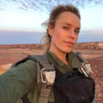 Jessica McNamee Instagram - On this day 2 years ago 🤯 we landed on a mountain top in the middle of Coober Pedy in search of Raiden’s Temple. It was as dusty and hot and fly ridden as it looks… and so fricken cool!