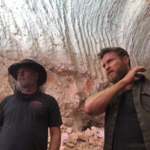 Jessica McNamee Instagram - On this day 2 years ago 🤯 we landed on a mountain top in the middle of Coober Pedy in search of Raiden’s Temple. It was as dusty and hot and fly ridden as it looks… and so fricken cool!