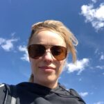 Jessica McNamee Instagram - On this day 2 years ago 🤯 we landed on a mountain top in the middle of Coober Pedy in search of Raiden’s Temple. It was as dusty and hot and fly ridden as it looks… and so fricken cool!