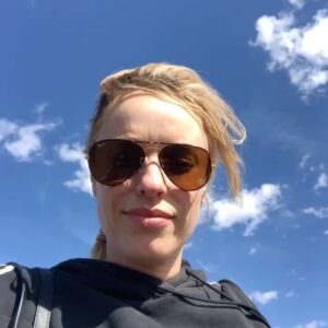 Jessica McNamee Instagram - On this day 2 years ago 🤯 we landed on a mountain top in the middle of Coober Pedy in search of Raiden’s Temple. It was as dusty and hot and fly ridden as it looks… and so fricken cool!