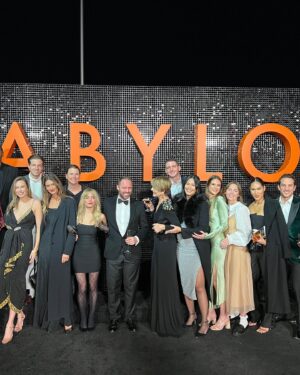 Jessica McNamee Instagram - @babylonmovie watching our girls slay #margot @samweaving @phoebejtonkin wearing @gucci
