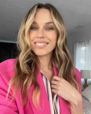 Jessica McNamee Instagram - Press day for The Visitor @blumhousehorror big ups to the glam team 😮 @emilychengmakeup @josephchasehair woof I felt like a 👸🏼